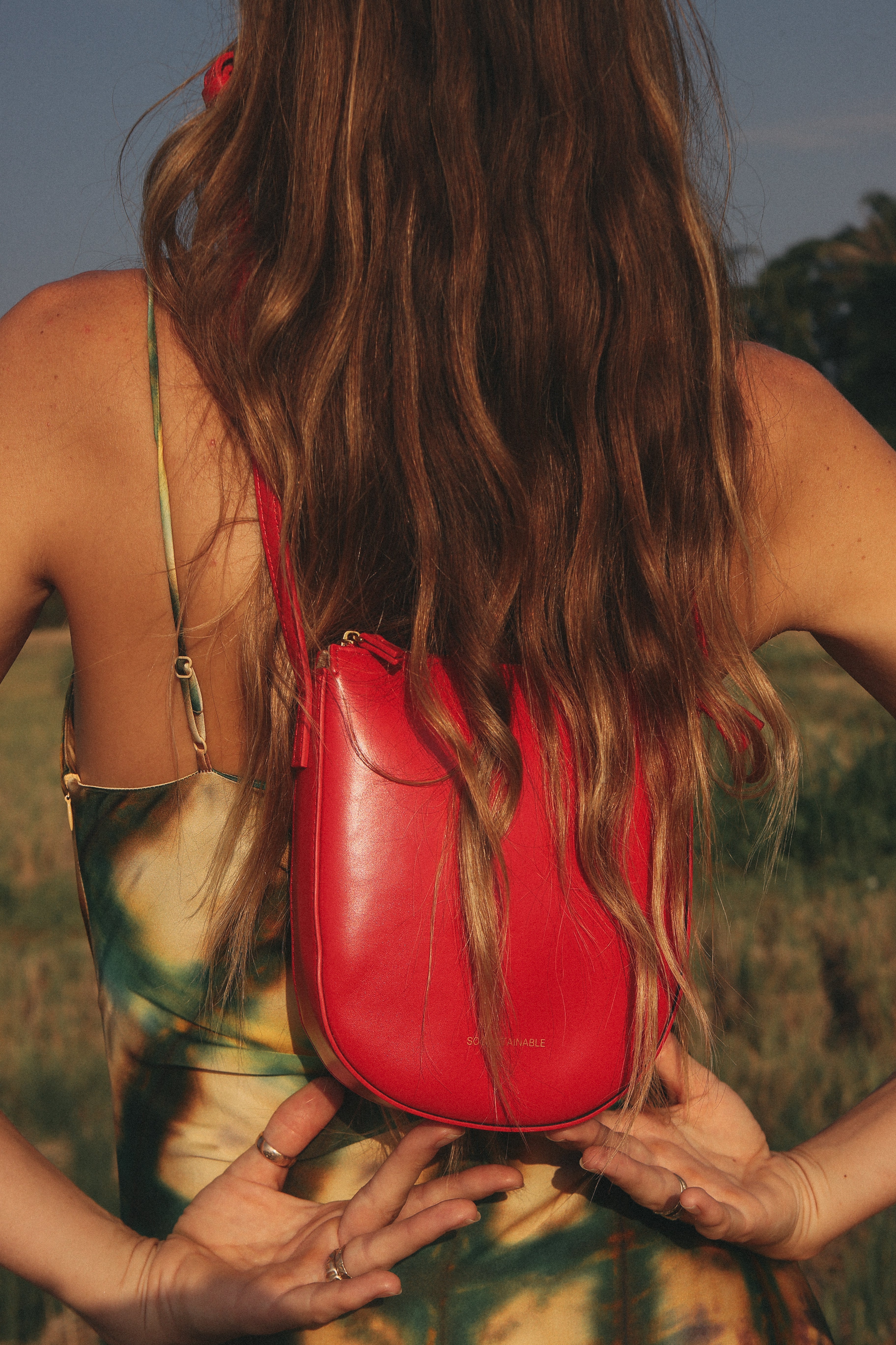 röd vegansk handväska - red vegan leather bag made with apple leather - handväska för trendig vegansk tjej - väskor för dam - veganska väskor - röd lite crossbody väska 