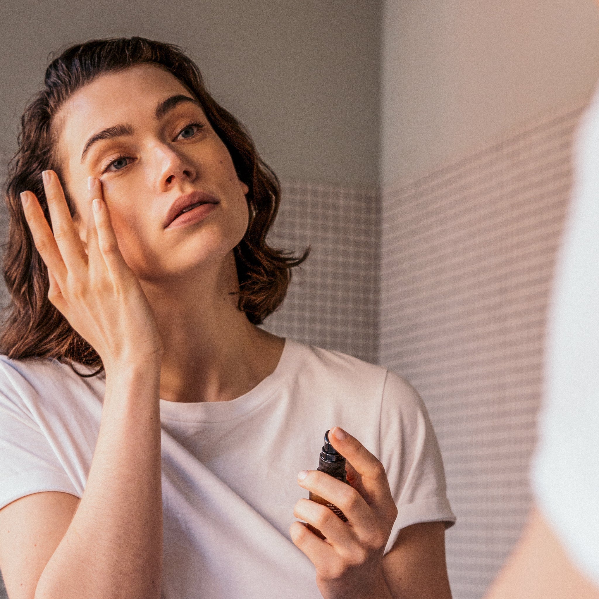 Anti-age ansiktsserum – Kraftfullt och veganskt serum för mogen och skadad hud
Detta Timeshift Serum är ett inverkan på epidermis baserat anti-aging booster, som kombinerar Aloe Vera, grönt te och peptider för att stärka och föryngra huden. Som ett avancerat alternativ till Botox, reducerar detta anti-aging serum synliga rynkor och fina linjer med upp till 45%