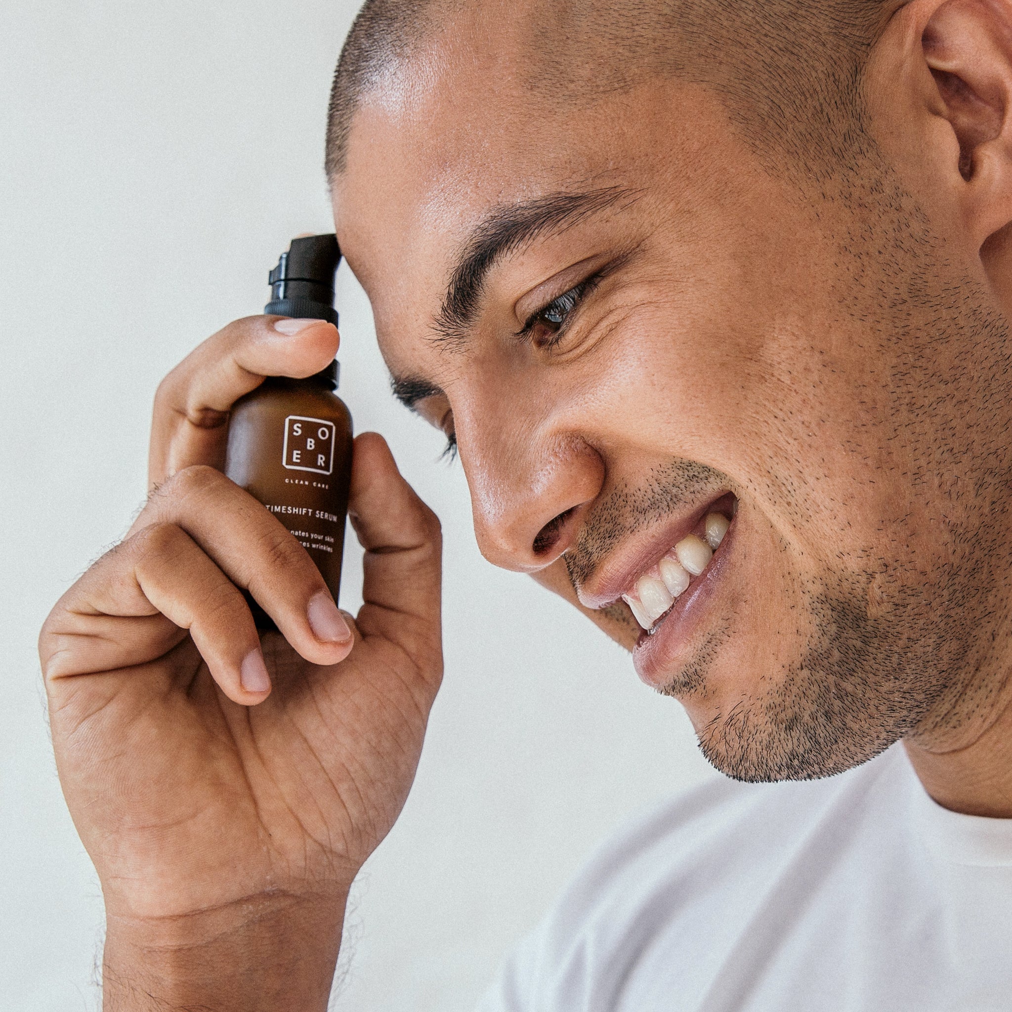 Anti-age ansiktsserum – Kraftfullt och veganskt serum för mogen och skadad hud
Detta Timeshift Serum är ett inverkan på epidermis baserat anti-aging booster, som kombinerar Aloe Vera, grönt te och peptider för att stärka och föryngra huden. Som ett avancerat alternativ till Botox, reducerar detta anti-aging serum synliga rynkor och fina linjer med upp till 45%