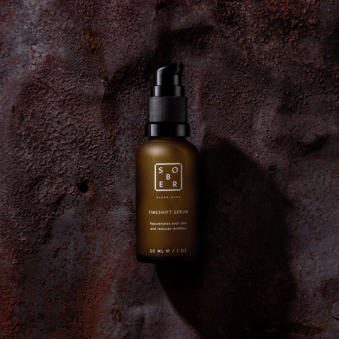 Anti-age ansiktsserum – Kraftfullt och veganskt serum för mogen och skadad hud
Detta Timeshift Serum är ett inverkan på epidermis baserat anti-aging booster, som kombinerar Aloe Vera, grönt te och peptider för att stärka och föryngra huden. Som ett avancerat alternativ till Botox, reducerar detta anti-aging serum synliga rynkor och fina linjer med upp till 45%