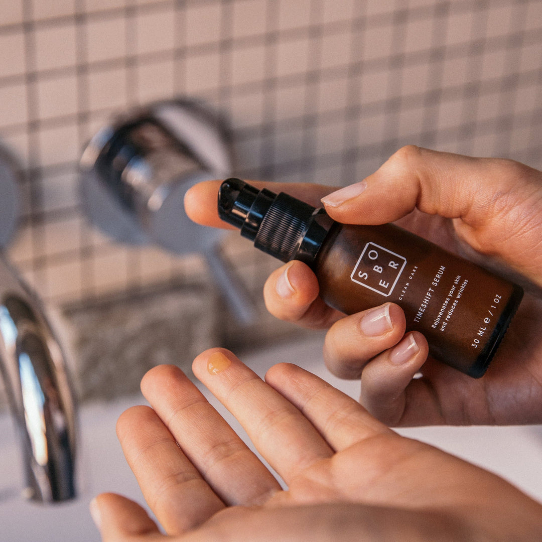 Anti-age ansiktsserum – Kraftfullt och veganskt serum för mogen och skadad hud
Detta Timeshift Serum är ett inverkan på epidermis baserat anti-aging booster, som kombinerar Aloe Vera, grönt te och peptider för att stärka och föryngra huden. Som ett avancerat alternativ till Botox, reducerar detta anti-aging serum synliga rynkor och fina linjer med upp till 45%